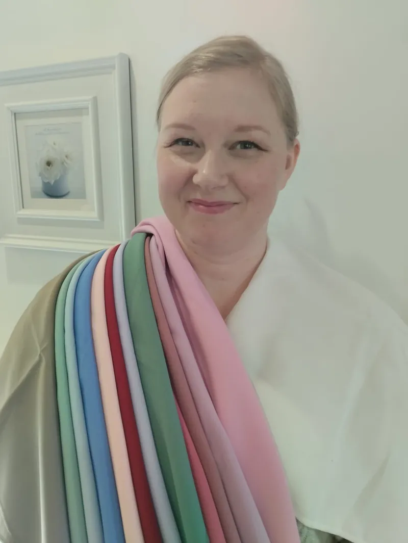 Onnellinen asiakas värianalyysissa Turussa