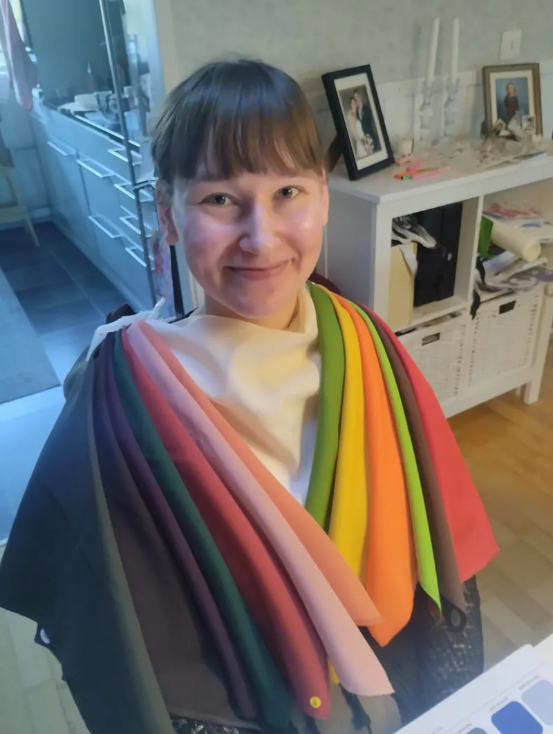 Onnellinen asiakas värianalyysissa Turussa