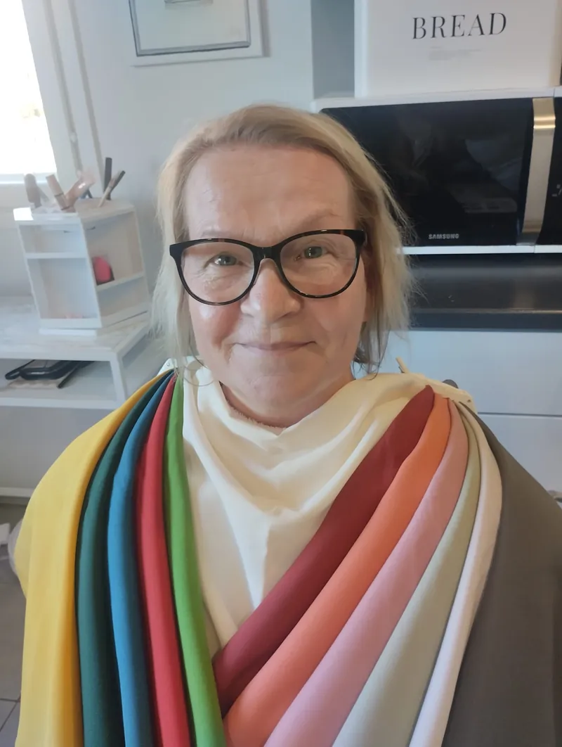 Onnellinen asiakas värianalyysissa Turussa